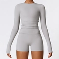 Conjunto de yoga gris claro ajustado con top de manga larga y pantalones cortos de cintura alta - S / Gris Escarcha