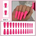 Dettaglio macro di unghie finte lunghe rosa opaco a ballerina con set da 24 pezzi - Rosa Brillante (CBLM-21)