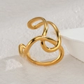Anillo geométrico irregular de oro pulido con diseño abstracto de nudo fluido - Estilo de Nudo Retorcido