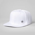 Vue détaillée de la casquette snapback blanche avec broderie étoile grise et sergé - Réglable / Blanc
