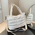 Schicke weiße gesteppte Space-Cotton-Handtasche mit Glanzfinish und verstellbarem Riemen - Weiß
