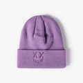Paarse gebreide muts met geborduurd grappig smileygezicht voor winterse warmte buiten - Paars