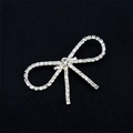 Elegante broche de lazo plateado con brillantes diamantes de imitación blancos - Ramillete De Lazo Blanco Plateado