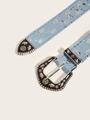 Dettaglio della cintura in denim azzurro con fibbia argento e decorazioni di paillettes - Azzurro