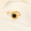 Detail eines Vintage Goldrings mit Sonnenstrahlen-Design, schwarzem Stein und Hammerschlag - Schwarzer Stein Sonnenblume Design (YYR023120-B)