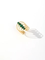 Detailaufnahme eines 18k vergoldeten Mehrschichtrings mit fünf grünen Malachitsteinen - Fünf Malachit Steine Reihenstil / Gold