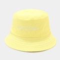 Dettaglio del ricamo bianco su un cappello a secchiello in cotone giallo acceso - M (56-58cm) / Giallo