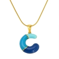 Collar dorado con colgante de letra C en esmalte azul de tres tonos y aros metálicos - Letra C(S640G-002-C)