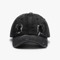 Berretto da baseball in denim nero lavato con fori consumati e visiera curva - Nero