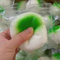 Juguete antiestrés squishy de mochi matcha con textura suave en colores verde y blanco - Mochi de Matcha Fluido