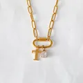 Collana in acciaio inossidabile placcato oro 14K con iniziale T e ciondolo cristallo. - Lettera T