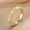 Anillo ajustable vintage dorado con textura de corteza y circonitas - Dorado