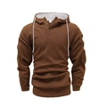 Dettaglio macro della felpa marrone da uomo con texture jacquard a rombi e bottoni - S / caffè