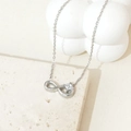 Dettaglio macro della collana con pendente infinito in argento e zircone quadrato - Argento Infinito con Zircone Quadrato