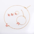 Gedetailleerde weergave van roze vlinder sieradenset met ketting en oorbellen - Roze 4-delige set