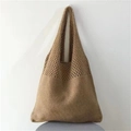 Dettaglio della borsa tote in maglia marrone scuro con motivi traforati e tracolla larga - Marrone