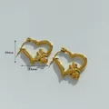 Goldene Herzohrringe mit Bienen-Detail, 20 mm x 24 mm in polierter Edelstahlausführung - Goldene Herz-Bienen-Creolen (D2345)