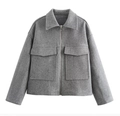 Detalle de chaqueta de lana gris con cierre de cremallera y bolsillos grandes cargo - S / Gris