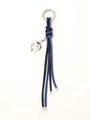 Dettaglio portachiavi in pelle intrecciata con ciondoli a cuore nei colori nero e blu - Nero e Blu