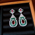 Dettaglio di orecchini vintage in argento con gemme rosse e verdi su velluto nero - 58# Argento-Rosso e Verde-Orecchini Pendenti in Zirconia Trapezoidale