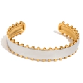 Goldenes Edelstahl-Manschettenarmband mit weißem Emaille-Inlay und Nieten-Perlenrand - Einheitsgröße / Armband mit Perlenrand - Zweifarbig