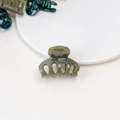 Dettaglio di una mini molletta per capelli verde militare con texture in acrilico - Mini Molletta Gelatina - Verde Oliva Zucca