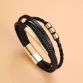 Mehrlagiges schwarzes Lederarmband mit Magnetverschluss und goldenen Metallelementen - KC Gold