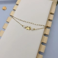 Dettaglio del bracciale a doppio strato placcato oro 18K con farfalla e perle eleganti - Farfalla di Perle