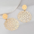 Detailansicht der hohlen floralen Ohrringe mit 18K Gold-Finish auf grauem Hintergrund - Einfacher Runder Hohlstil (OLBE885-B)
