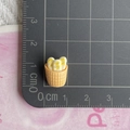 Makroansicht eines Miniatur-Brotkorbs aus Harz, 1,5 cm groß, auf einer Schneidematte - 04*Mini Drei Baguettes