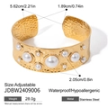 Detail van gehamerde 18k vergulde roestvrijstalen manchet met parel en maataanduidingen - Gehamerde Gouden Parel Manchetarmband (JDBW2409006)