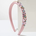 Cerchietto in raso rosa con cristalli blu e rosa scintillanti su supporto bianco - Rosa