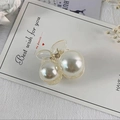 Pinza grande para el pelo con perlas, alas de mariposa y resorte de metal dorado - Estilo Cereza de Doble Perla
