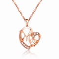 Collier cœur Mom en or rose avec cristaux étincelants sur fond blanc épuré - Or KC (D1415)