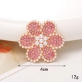 Vue détaillée de l'accessoire tournesol rose avec strass et perles, diamètre de 4 cm - D1403 Fleur de Perle Rose