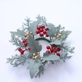 Ghirlanda natalizia per candele con foglie di eucalipto, bacche rosse e sfere dorate - Candeliere di Natale N. 7