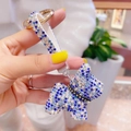 Portachiavi bulldog francese con strass blu e bianchi e cinturino a mano scintillante oro - Blu Misto