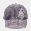 Primer plano detallado de gorra de béisbol de mezclilla violeta lavada con rotos vintage - Ajustable / Morado