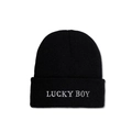 Dettaglio del ricamo bianco Lucky Boy su un berretto nero in maglia invernale - M (56-58cm) / Nero