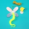 Gioco per gatti a insetto giallo neon con ali iridescenti, corda e ventosa - Libellula Verde Fluorescente