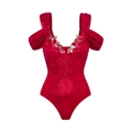 Detailansicht des rosa Metallic-Badeanzugs mit 3D-Blumen und Strass am V-Ausschnitt - S / Roter Badeanzug
