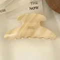 Grande pince à cheveux élégante en acétate crème marbré avec texte Barrette La France - 9cm / Café au Lait
