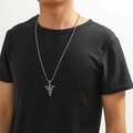 Gros plan du pendentif figure ailée sur une chaîne en acier inoxydable portée par un homme - Figure Ailée