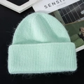 Detailtextur der mintgrünen Strickmütze aus Kaninchenhaar für den Winter - M (56-58cm) / Seeblau