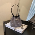 Borsa a secchiello nera con strass argento, chiusura a coulisse e tracolla a catena - Nero