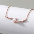 Collar minimalista en oro rosa con colgante aerodinámico y una elegante perla blanca - Collar de Perlas con Barra Curva (Oro Rosa)