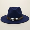 Détail du chapeau fedora en laine bleu marine avec ruban léopard, perles et fleurs - M (56-58cm) / Bleu marine