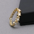 Détail de la bague étoile en or 18 carats avec émail blanc et anneau en chaîne - Ouvert Réglable / Blanc