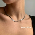 Dettaglio di una catena piatta a serpente argento da 4mm in acciaio inox sul collo - Larghezza 4 mm (Argento) / 40+6cm