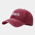 Détail de la broderie Andyou sur la casquette en coton bordeaux délavé vintage - Bordeaux